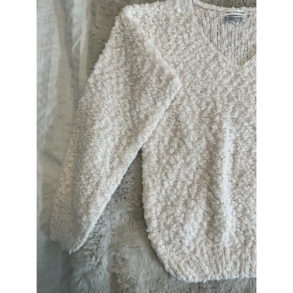 Alyssa Brooke cozy textured knit sweater with V-neck and long sleeves Size M‎